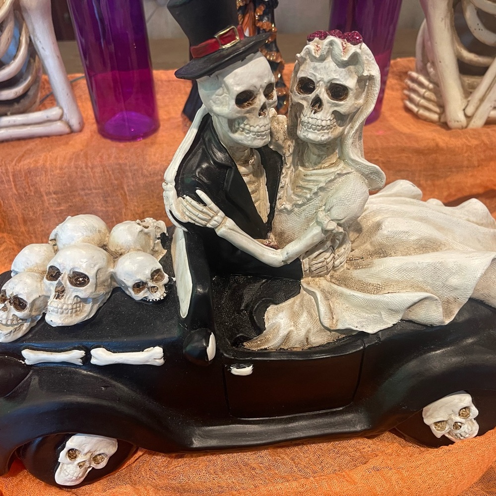 HALLOWEEN OR day of the Dead. Skeleton Wedding Couple Figurine